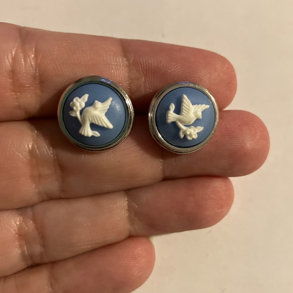 Avon Silver and Blue Cameo Dove Stud Earrings